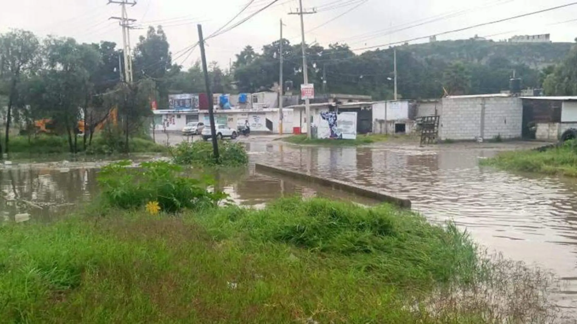 Se reportó el desbordamiento del cauce del río Atoyac en su cruce en el Camino Real en Ocoyucan